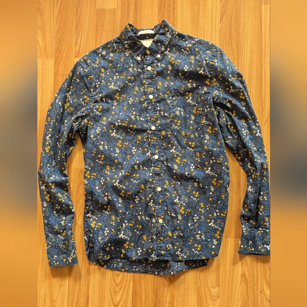 L.O.G.G label of graded goods. Men's button-up floral pattern shirt. Size Small